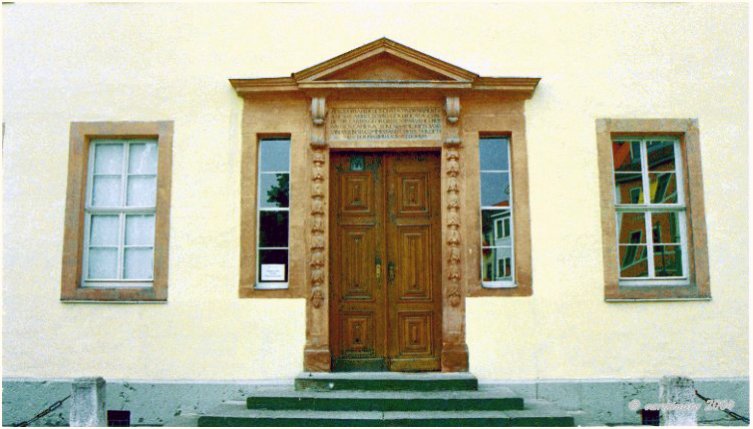 Das barocke Haus aus dem Jahr 1709 bewohnte Goethe fast fnfzig Jahre, von 1782 bis 1789 und von 1792 bis zu seinem Tod, zunchst als Mieter und spter als Eigentmer.