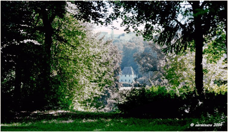 Blick ber den Ilmpark auf Goethes Gartenhuschen, das er von von. Herzog Carl August geschenkt bekam. Damit waren die Voraussetzungen erfllt, da Goethe das Brgerrecht der Stadt erhielt.  Aus dem mehrfach baulich vernderten Weinberghuschen und einem recht verwilderten Garten wurde Goethes stndiger Wohnsitz bis 1782, als er in das Haus am Frauenplan als Untermieter bersiedelte.