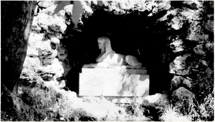 Felsengrotte mit steinerner Sphinx bei der Sternbrcke, bei der auch drei Quellen aus dem Felsen entspringen , die die Lutra bilden.